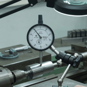 Reloj Comparador Mitutoyo 2046A 10mm / 0,01mm en uso